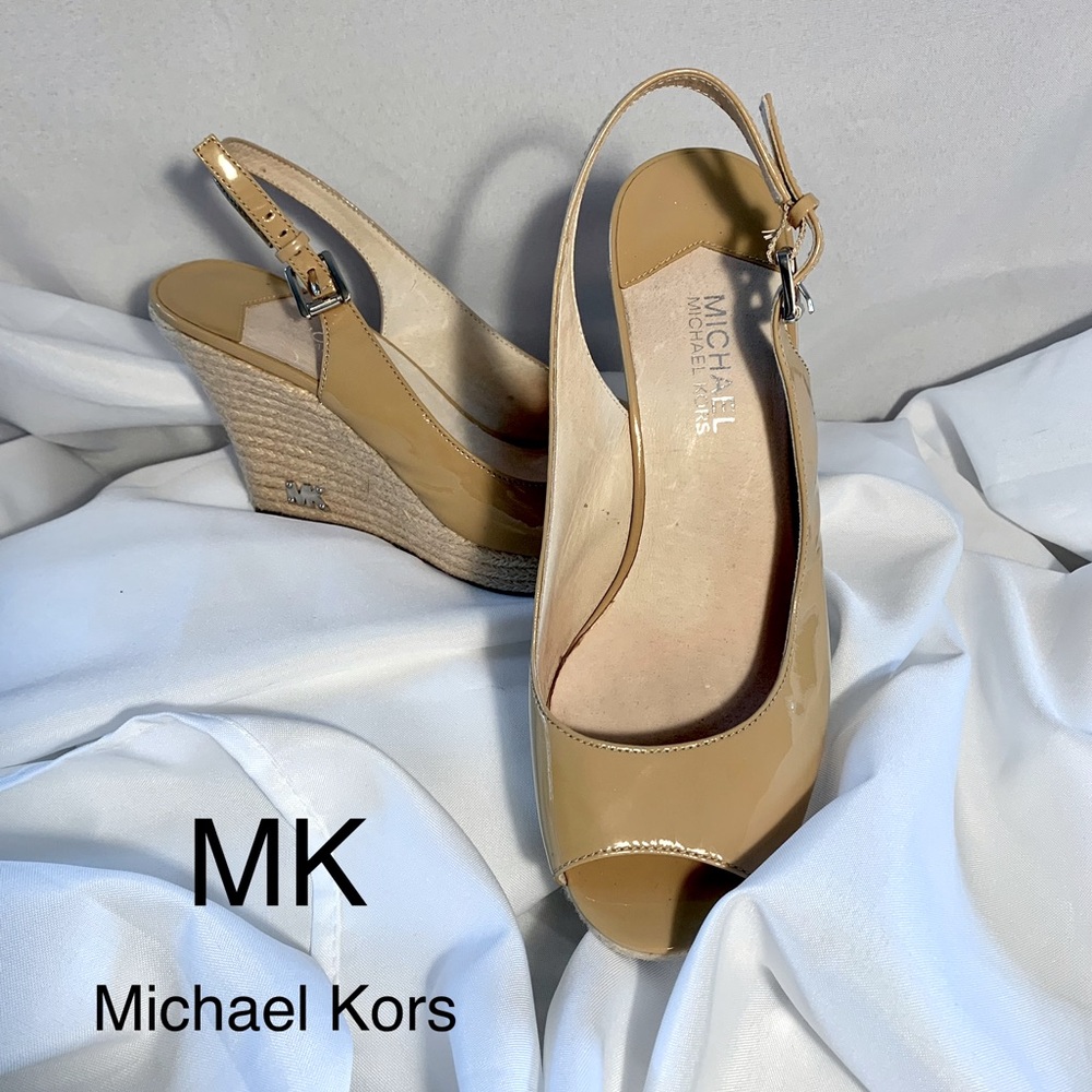 118 MICHAEL KORS beige patent leather sling back wedges